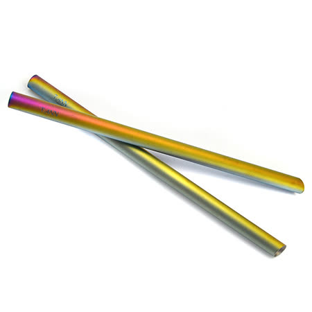 ■ MIT臺灣品牌在地研發、設計、生產 ■ 優質純鈦製作，無金屬鐵鏽味不影響口感 ■ 純鈦抗腐蝕耐酸鹼特性，飲用飲料更放心 ■ 純鈦光觸媒作用，好清洗不易孳生細菌 ■ 特殊高溫燒結使鈦自體發色，無化學