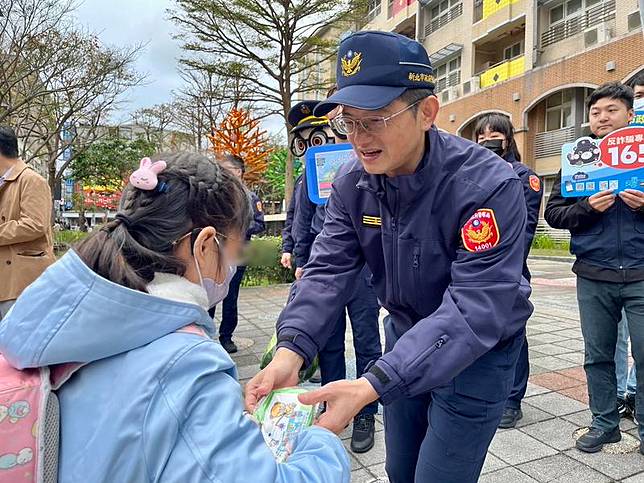 開學日護童 新北警維護通學廊道暢通安全 | 中央通訊社 | LINE TODAY