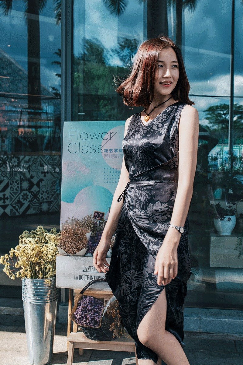 用簡約的裁剪、空氣感的設計、立體的結構，讓這款香云紗長裙及輕盈又有歷史感。 [Designer and Design concept] Three Fire, whose design concept