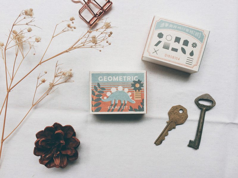 此系列首批推出四款不同的組合，喜歡拼貼的各路好手千萬不要錯過喔！