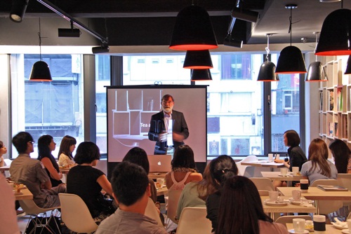 坐在北歐設計裡，喝China tea 吃英國scone