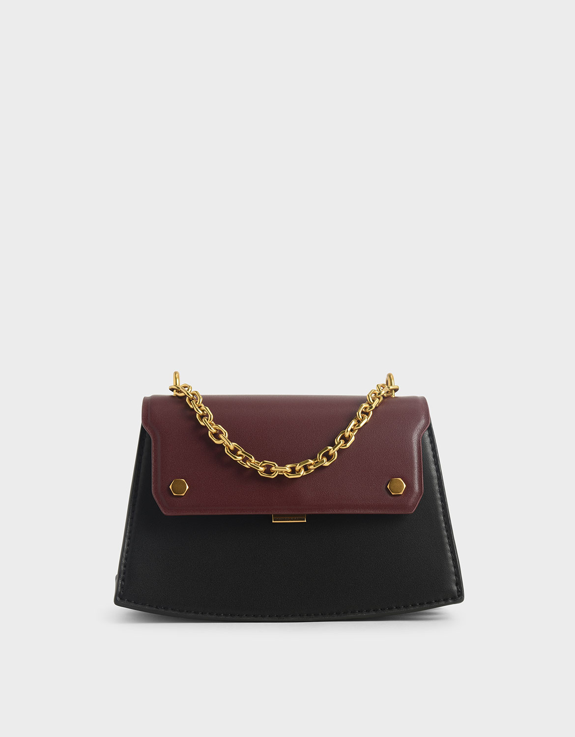 在休閒的氛圍中創造一點正式感，金鍊條背帶更是添加出與眾不同，多種經典色澤可以符合你對時尚的各種期待。