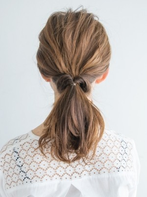 ゴムひとつで簡単アレンジ どこでも使えるまとめ髪