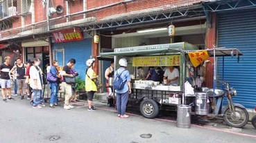 【無時無刻幾乎都有人排隊的超人氣巷弄美食～！】比一般還要便宜划算的價格，搭配讓人著迷的美妙滋味，造究不少人吃了之後都還會再來的排隊店家哦～！