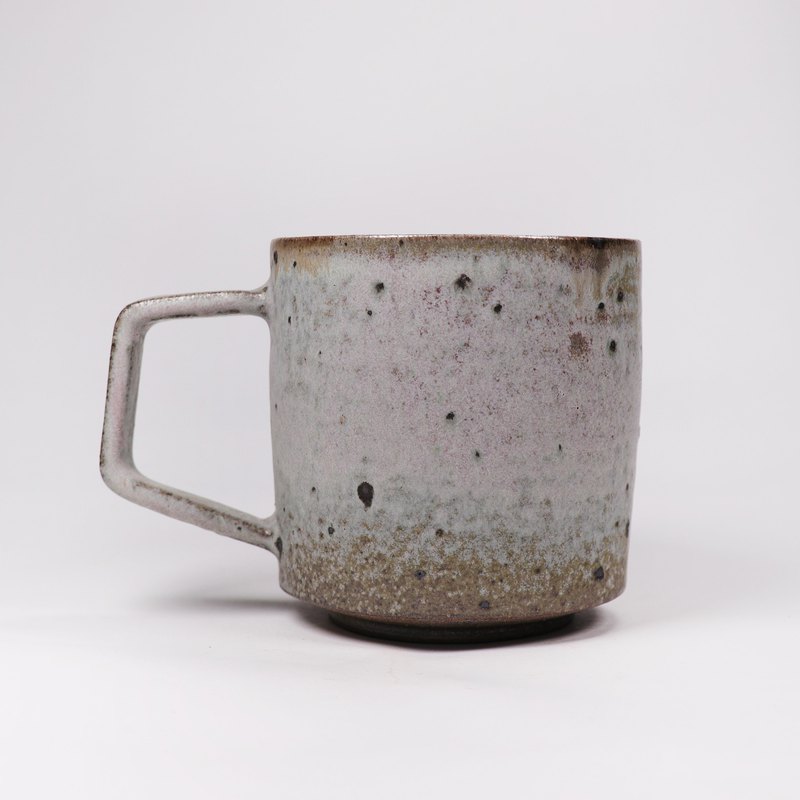 尺寸：8.5x12x9cm；手工拉坯/灰釉/柴燒。 全手工製作，作品表面有色澤不均、鐵斑紋或氣孔...為正常現象，原礦系列有較多鐵斑為作品特色。