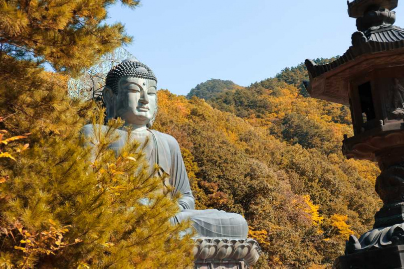 雪嶽山中還有許多瀑布、寺廟等景點，如飛龍瀑布、新興寺、仙女湯瀑布，也增添了秋季賞楓的樂趣（圖／Klook提供）