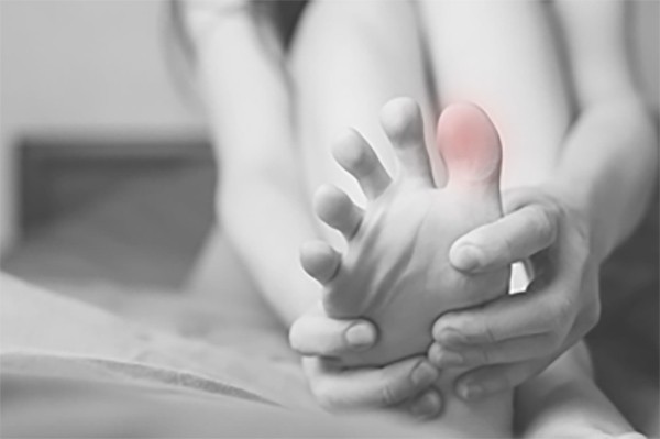 足の裏に痛みがある場合に考えられる原因は