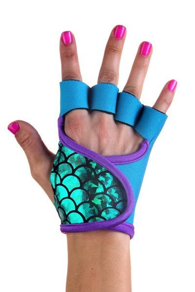 整雙美國設計手工生產，輕盈的潛水布料與繽紛的色彩讓你運動起來時尚不一樣！保護手部肌膚又吸睛！