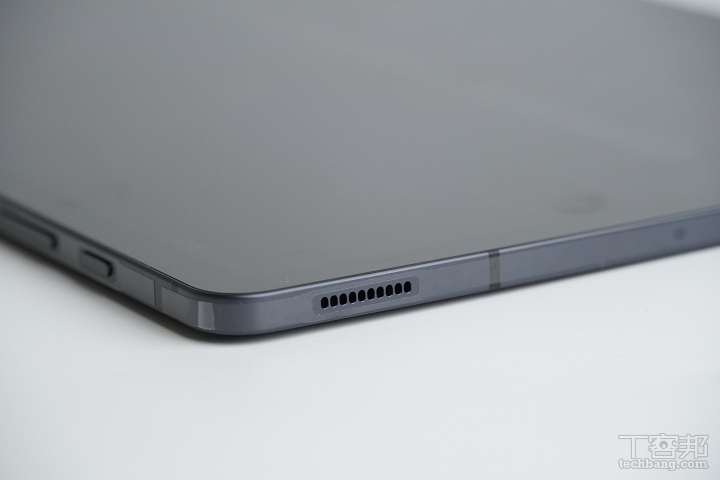 機身側邊搭載了 AKG 調校的雙喇叭，聲音還滿大聲音，音質表現還 OK，也支援 Dolby Atmos 全景聲技術，不過機身沒有 3.5mm 耳機孔，如果需要接耳機使用的話比較適合搭配真無線藍牙耳機。