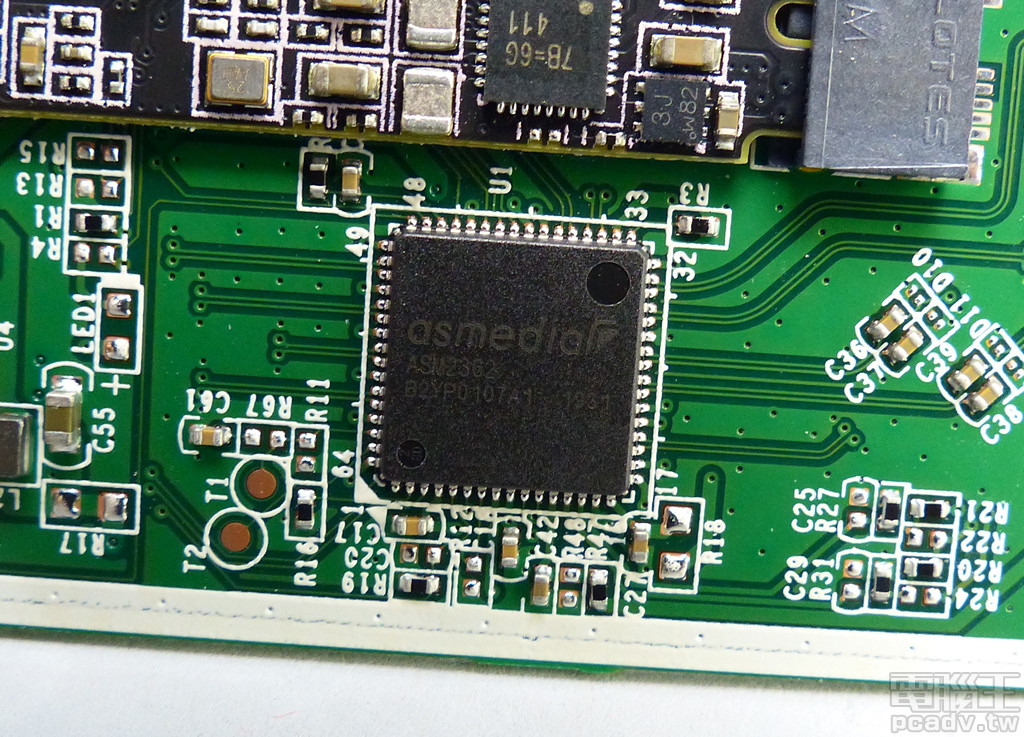 ASM2362 轉接晶片搭起 PCIe NVMe 和 USB 之間友誼的橋樑，ASMedia 原廠宣稱傳輸測試可達 1000MB/s 以上。