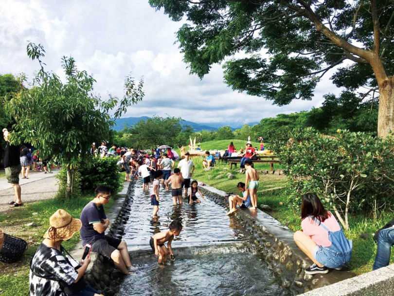 「二峰圳體驗區」是民眾戲水消暑的好去處。（圖／林務局提供）