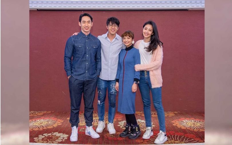 路斯明(左起)、胡宇威、葉星辰、黃薇渟慶祝《王牌辯護人》殺青。（圖／東森）34918