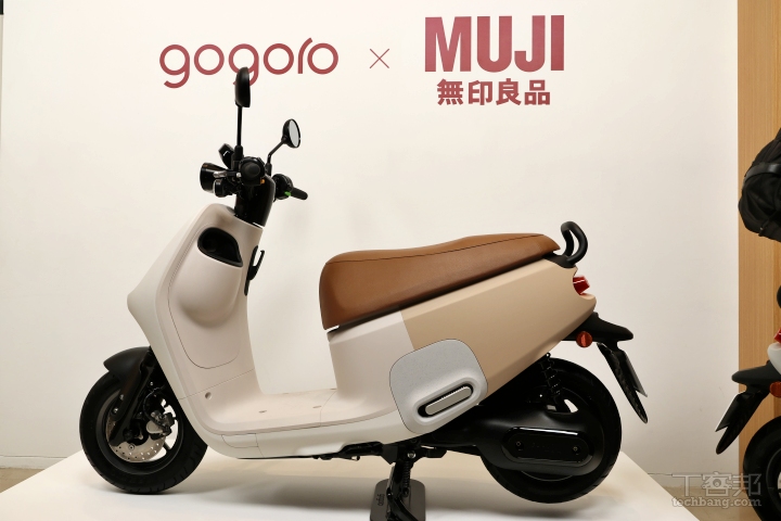 Gogoro VIVA MIX ME 車身夠低，短軸距、74.5 公分低座高，隨時腳踏實地。