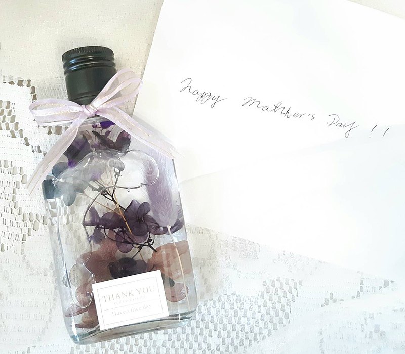品名：「THANK YOU」酒瓶造型浮游花 材質：玻璃瓶+不凋繡球花 尺寸：高15.5cmx寬7.5cm 需另外加購：USB原木LED小燈，迷你便攜，放在房間美觀又可當裝飾藝品，夢幻又實用！ 附贈精美