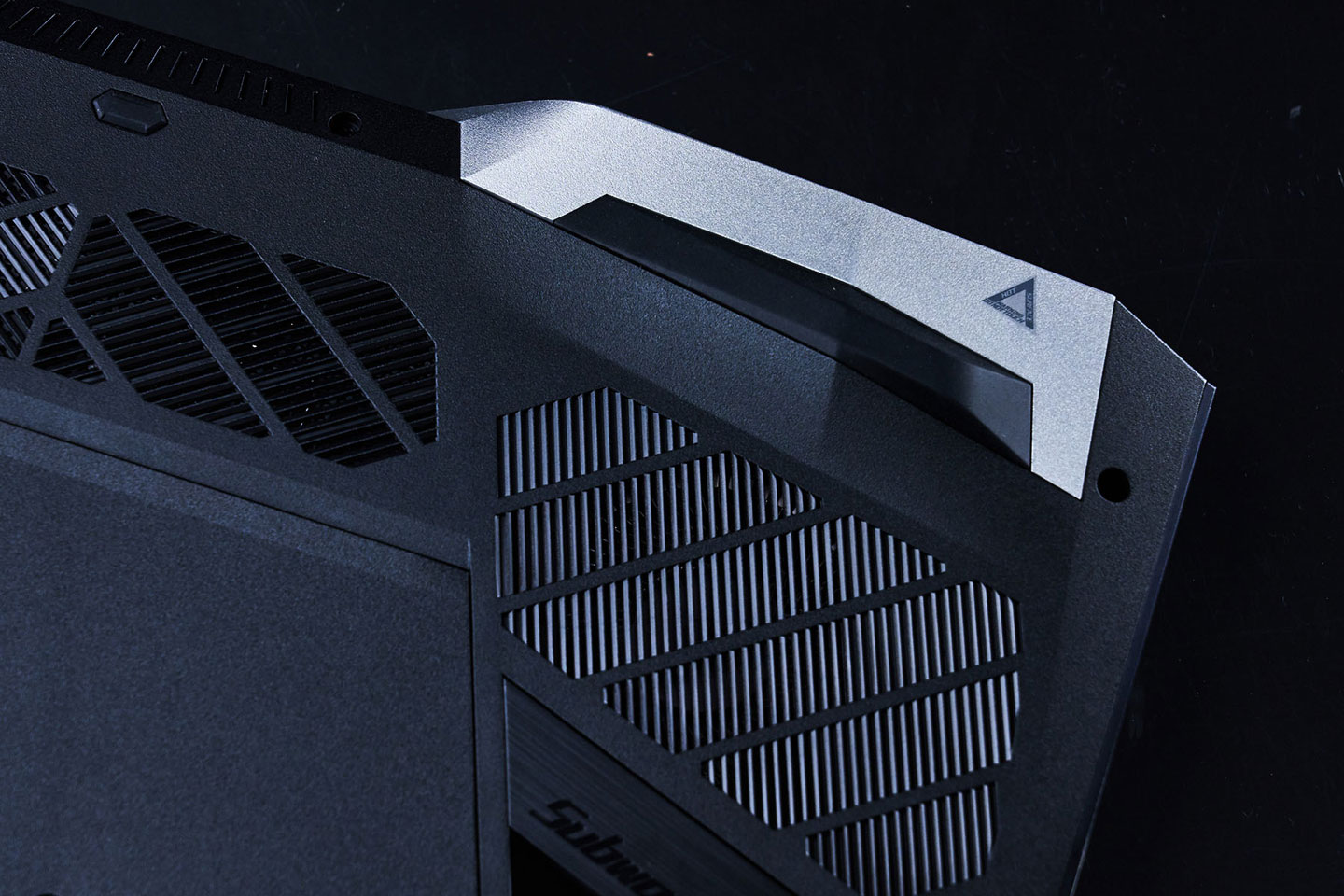 左、右散熱孔處分別設計了一小塊銀色區域，與黑色系的機身形成一種異材質與跳色的美感。