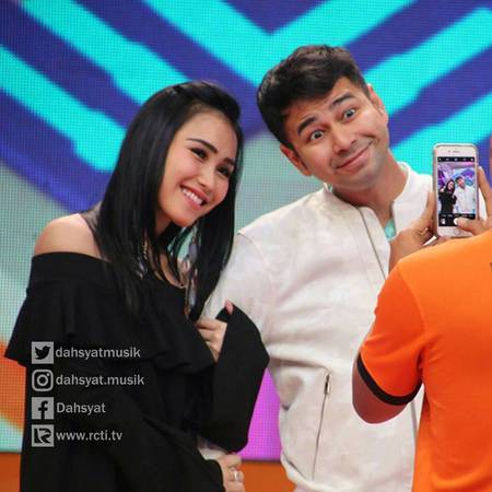 Momen Ayu Ting Ting Peluk Tangan Raffi Promokan Single Baru