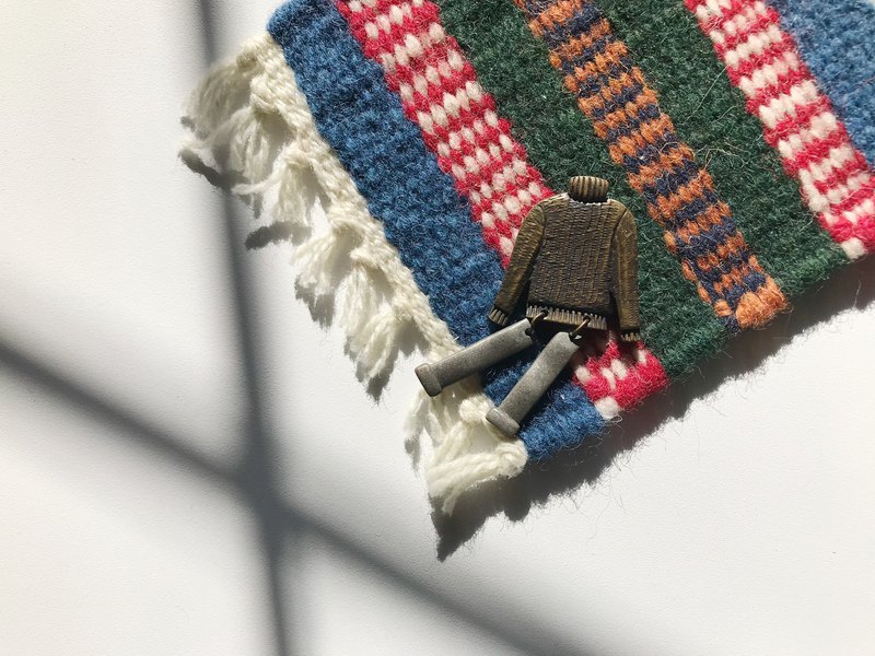 高領毛衣上的紋路細緻，讓金屬有溫暖感，連接的直筒褲質樸有趣味