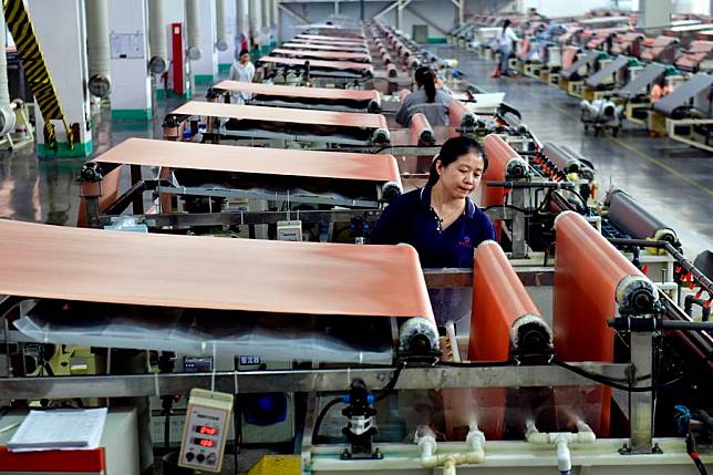 Staff members work at a new material company in Dingtao District of Heze City, east China's Shandong Province, Oct. 29, 2023. (Xinhua/Guo Xulei)