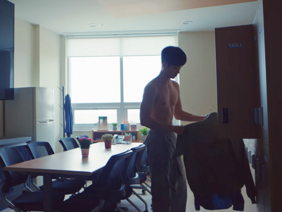 《雖然是精神病但沒關係》金秀賢腹肌登熱搜！首播收視比《愛的迫降》還高！