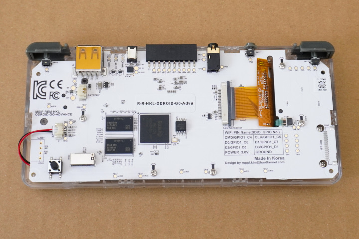 需要鎖螺絲的地方都有圖像標示，鎖上後再裝上電池與後機殼就可收工。