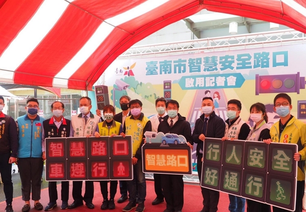 台南啟用全台首座智慧安全路口，即時偵測機車逆行、汽機車闖紅燈、跨越停止線並在看板顯示違規