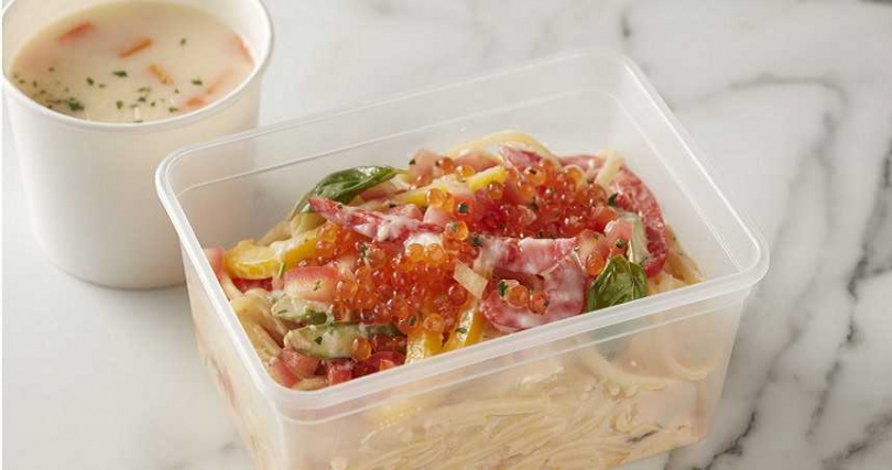 充滿濃郁海味的「奶油鮭魚義大利麵」。（圖／台北寒舍艾美酒店）