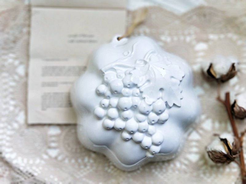 荷蘭果凍模型 乳白陶瓷 亦可掛於牆上 此模型圖案為葡萄造型 適合在party的時候 做一份大家一起享用 做擺飾也好看
