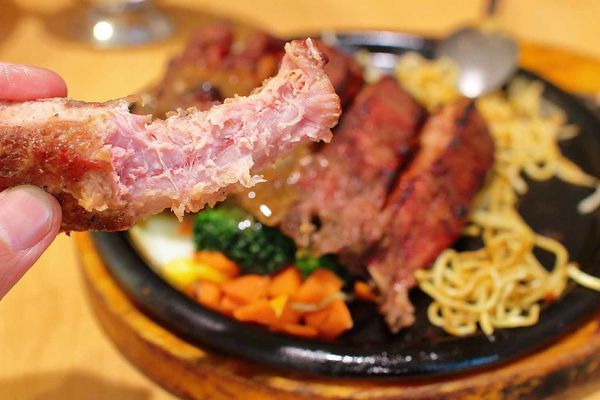 【新竹美食】吼牛排新竹店-原塊牛肉真材實料，比臉還大的巨無霸大盎司牛排與免費自助吧吃到飽