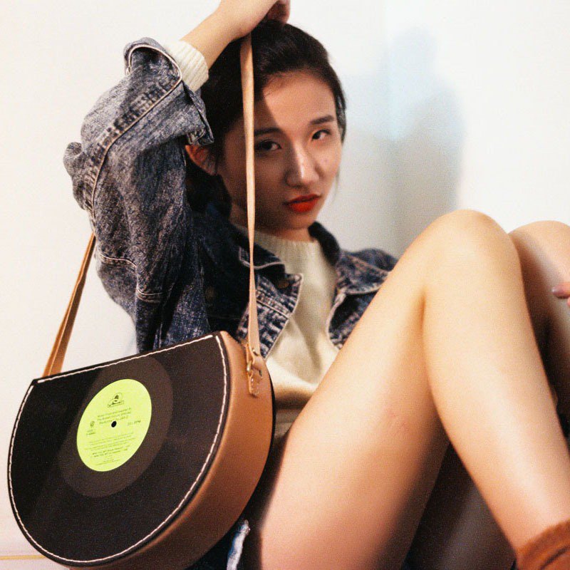 品牌/Brand ◾栗子先生/LIZSUNG 產品/Product ◾SUNG系列 四分之三黑胶单肩包 牛皮本色 重量/Weight ◾520g 材質/Material ◾正反面 黑膠唱片 側面/肩帶