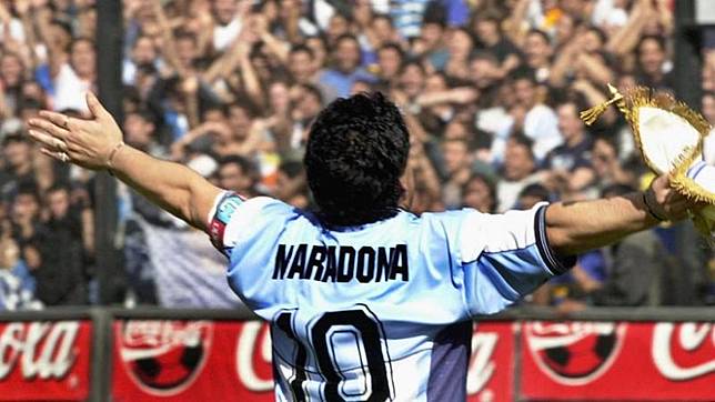 Maradona merayakan selebrasi gol.