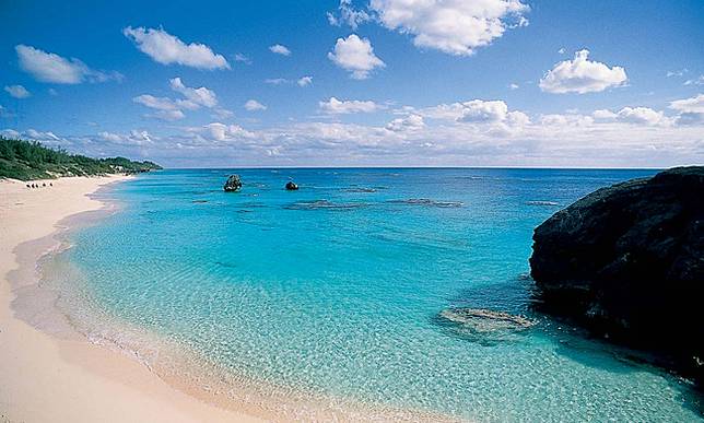 Tak Hanya Putih atau Kecokelatan, Ini 11 Deretan Pantai Paling Berwarna di Dunia