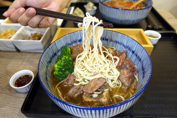 台灣郎正宗牛肉麵-松江南京站好吃牛肉麵，清燉/紅燒/蕃茄/咖哩牛肉麵、油潑抄手麵、手工水餃，中山區牛肉麵推薦(附台灣郎正宗牛肉麵菜單)