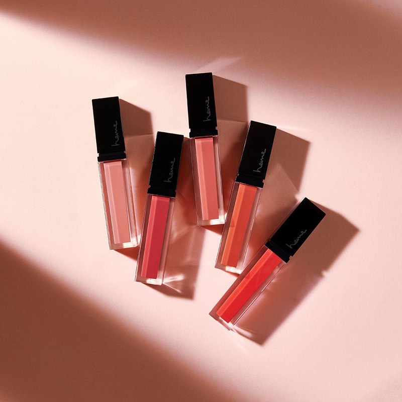 「晶亮豐潤質地」，一抹滲入唇縫間，觸感滑順零阻力，完美服貼於雙唇