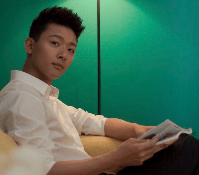 近期爆火男星的青澀舊照！鄧為、成毅風格差異大，陳哲遠、曾舜晞從小顏值就高！