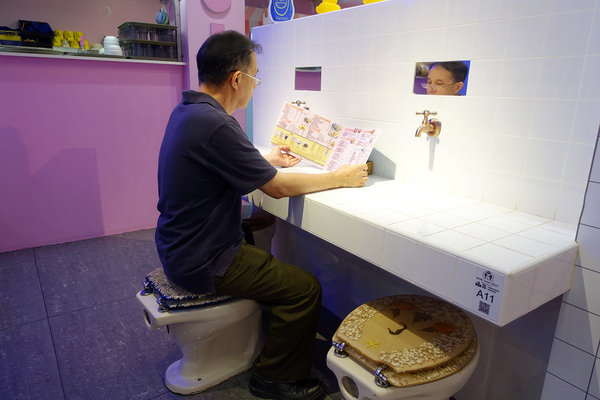 士林打卡餐廳-便所歡樂主題餐廳，士林網美下午茶餐廳，有廚師現點現做好吃餐點，價錢不貴好拍好玩，適合聚會、包場的士林ig打卡餐廳