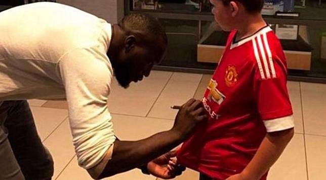 Momen Tanda Tangan Pertama Lukaku di Kostum Manchester United