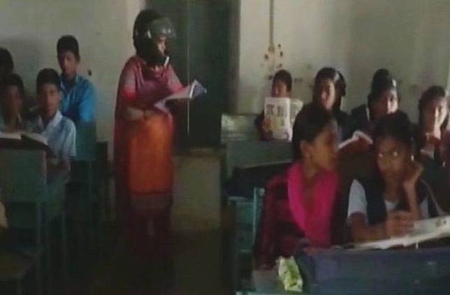 Bikin Geleng-geleng Kepala, Seorang Guru Pakai Helm Saat Mengajar, Ternyata Niatnya Sangat Tulus 