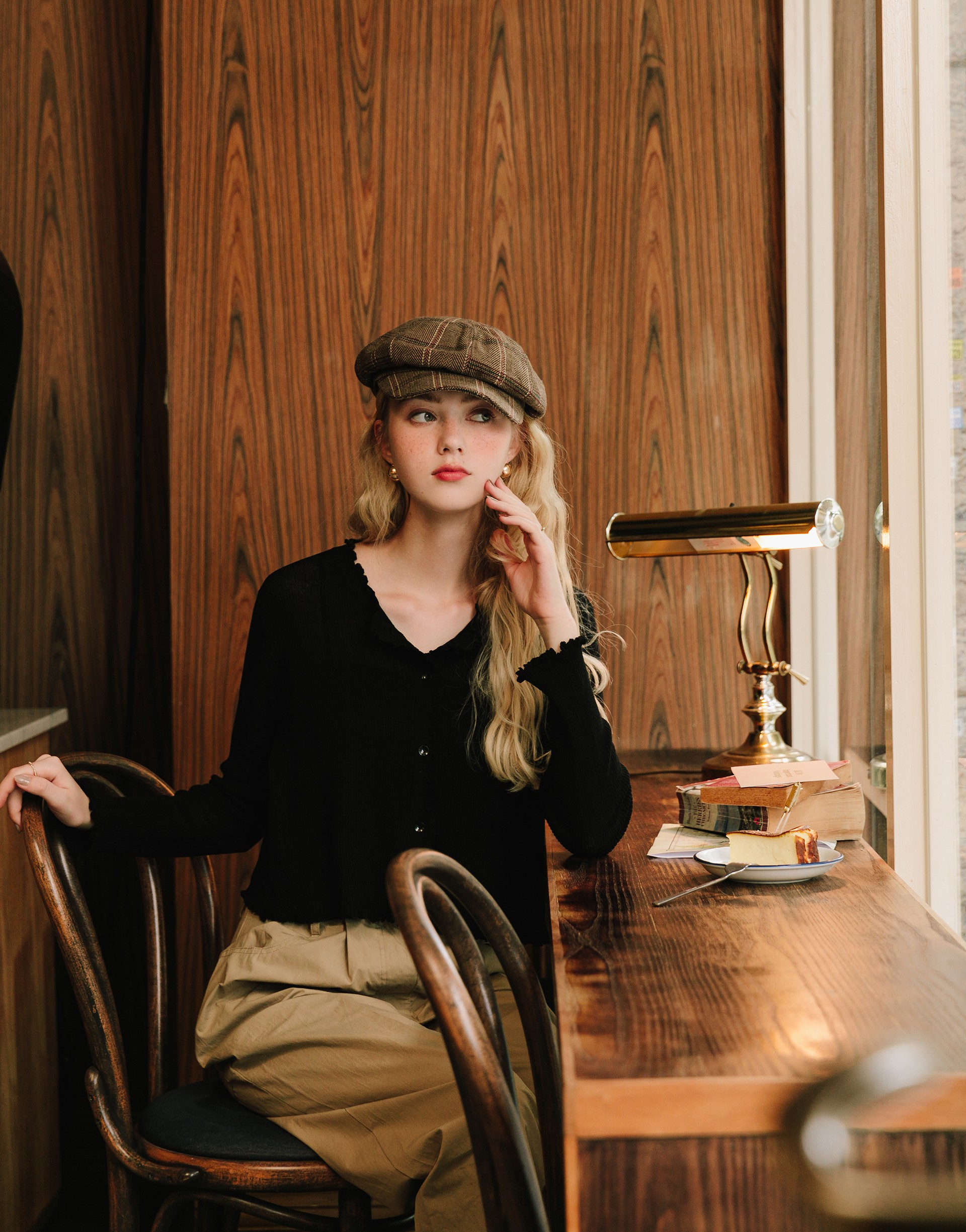 捲邊設計/輕薄透膚感/針織彈性造成門襟有些歪曲屬正常現象