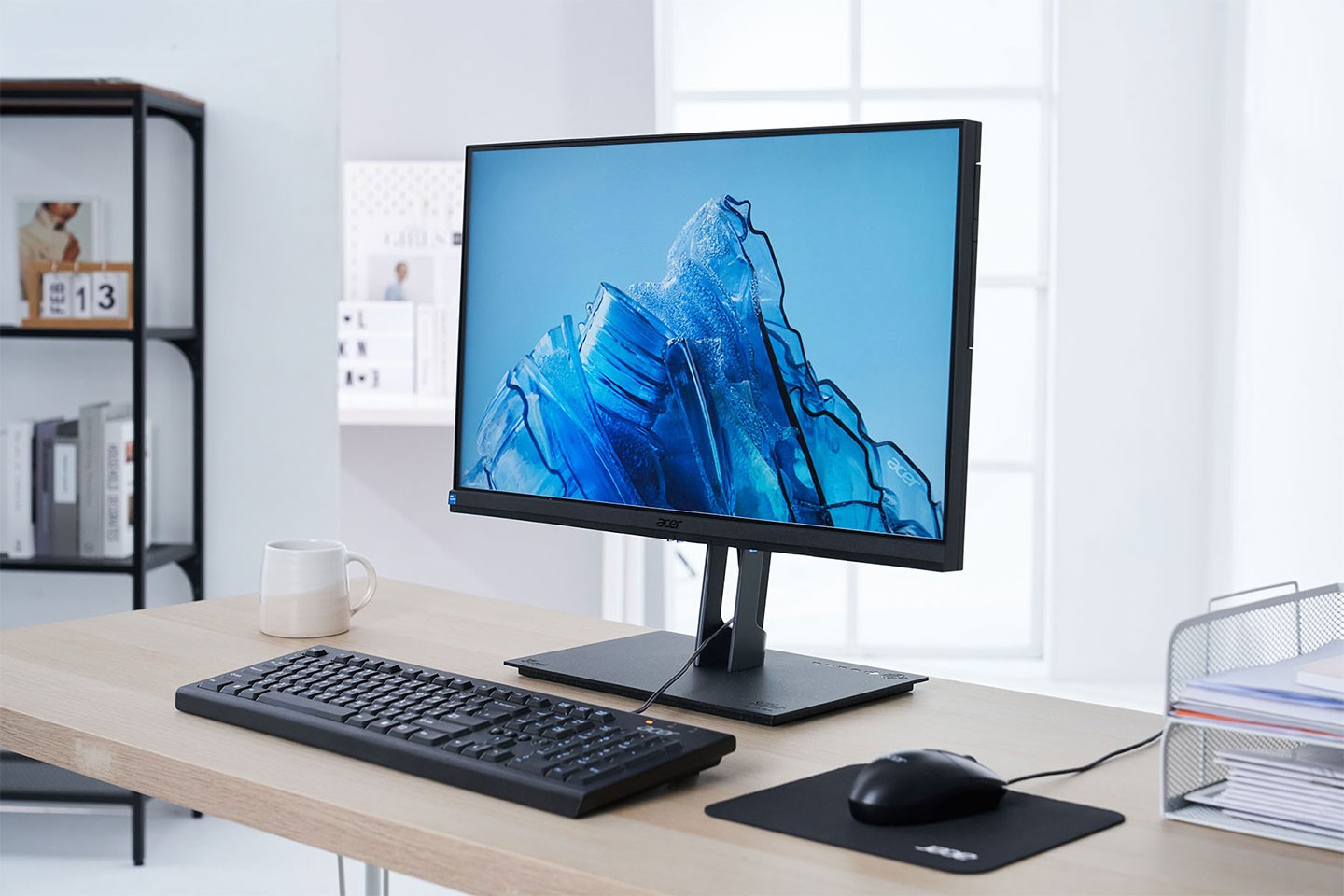 Veriton Vero AIO PC 除了主機本體大量採用回收素材，隨附的鍵盤與滑鼠也同樣以 PCR 塑料打造。