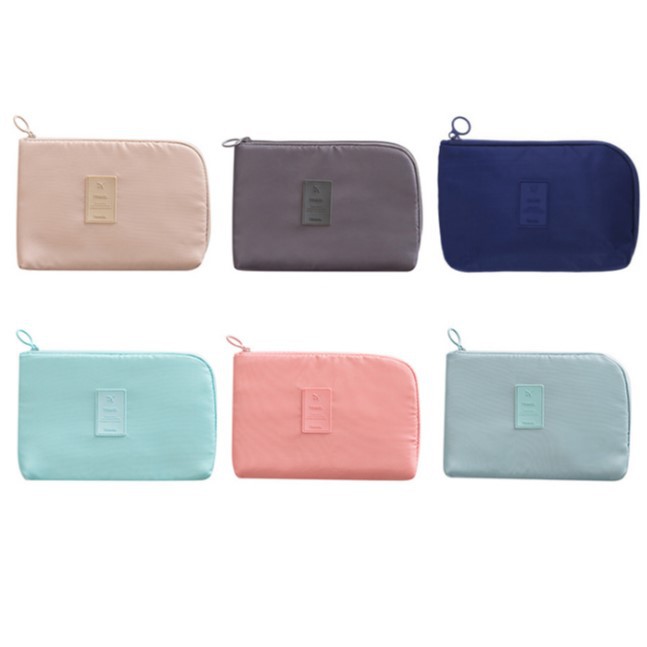 !!折扣碼要搶要快!!用完就沒有囉!9/1 0:00~9/16 23:59滿$699折$60請輸入→24HSO09019/16 0:00~10/1 23:59滿$699折$60請輸入→24HSO0916限時限量折扣碼蝦皮購物保有變更、修改或終止本活動之權力。商品特色：1、大容量收納包，旅行時的數位收納選擇2、防潑水的材質，不讓水漬侵入包內3、內部鬆緊帶卡位，讓你的東西不會亂跑4、六種顏色可選規格：23*15*3產地：中國材質:防水布面退換貨須知：商品到貨隔日享蝦皮15天鑑賞(猶豫)期之權益【鑑賞(猶豫)期非試用期】，辦理退貨商品必須是全新狀態且包裝完整，否則將會影響退貨權限。 ●因衛生考量而密封之個人衛生用品，如拆封檢查試穿（用）後再次出售，有影響衛生之虞。故除商品本身有瑕疵外，縱使拆封後可恢復原狀，均不提供退換貨服務，請務必確認有購買商品需求再行拆封，以免影響權益。●網頁商品會因為使用不同的品牌螢幕以及解析度不同，造成圖片顏色呈現略有不同，請以實品顏色為準。親愛的買家，由於7-11有相關超材重量限制 (材積：需 ≦ 45cm*30cm*30cm，最長邊 ≦ 45cm，其他兩邊則需均 ≦ 30cm；重量不得超過5公斤)，故選擇超商取件，建議您下單1件商品為主，若下單商品超過2件(含)，建議選擇 蝦皮宅配 物流方式，以避免因超材超重無法配送而取消訂單。