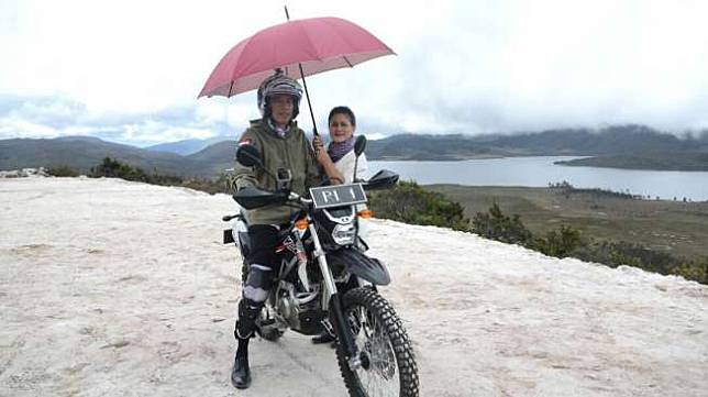 Presiden Joko Widodo mengendarai motor trail saat menyusuri jalan sepanjang 7 km yang tengah dibangun di Papua. (Biro Pers Istana Kepresidenan)