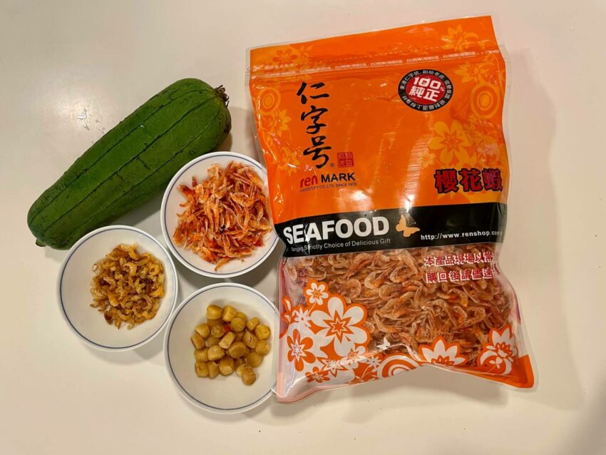 東港美食｜東港櫻花蝦│東港仁字號，一般的生櫻花蝦乾，可以買回料理使用，爆香製醬都適合；零食系列的蝦花蝦乾，有辣味、杏仁、海苔等多種口味，香脆”涮嘴”。