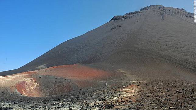 Kawah dalam kawah di Pulau Verge, Cape Verde (Wikimedia Commons)