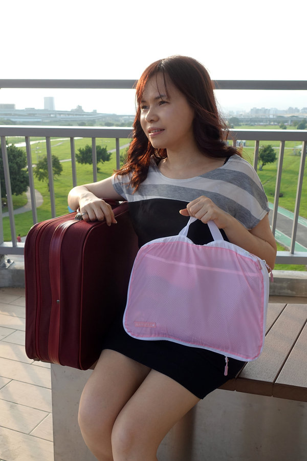 美極品神奇衣物縮小包，旅行壓縮袋推薦，防潑水處理不怕弄濕，衣服不會變皺、髒衣服可分開放，用手輕鬆壓縮有效節省空間的衣物收納袋