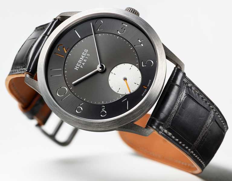 HERMÈS「Slim d'Hermès系列」鈦金屬腕錶╱鈦金屬錶殼，霧面石墨色短吻鱷魚皮錶帶，39.5mm╱244,700元。（圖╱HERMÈS提供）