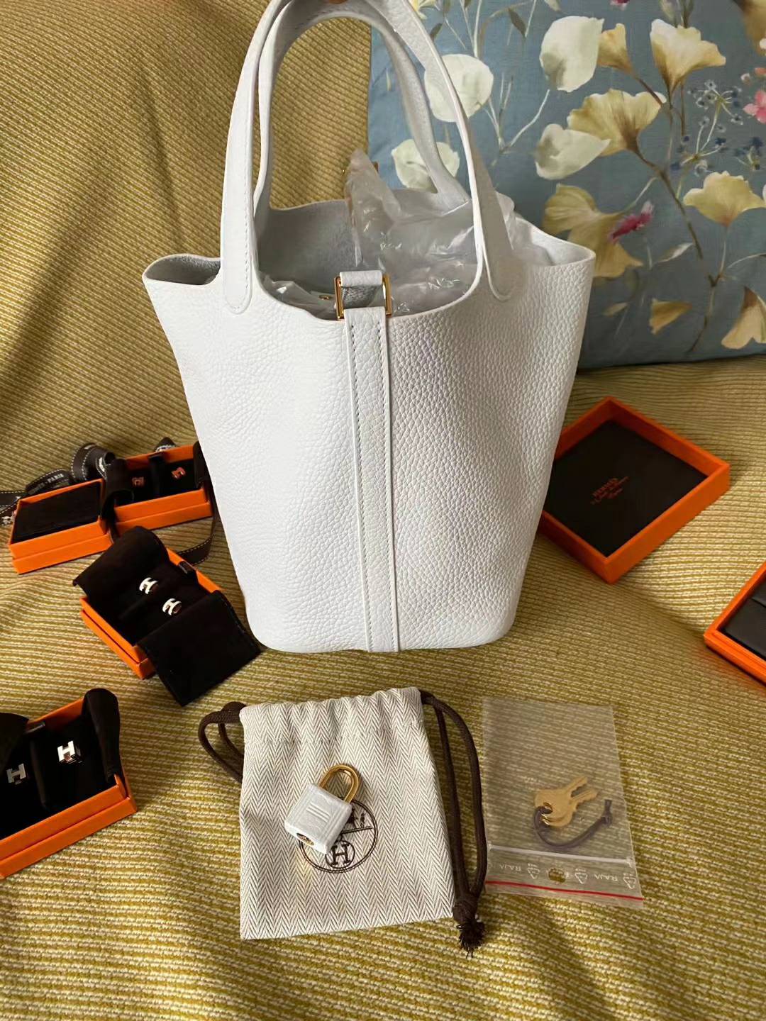 愛馬仕Herms 小水桶picotin18 純白色 tc 金扣 美翻天了 我才發現也是白色的