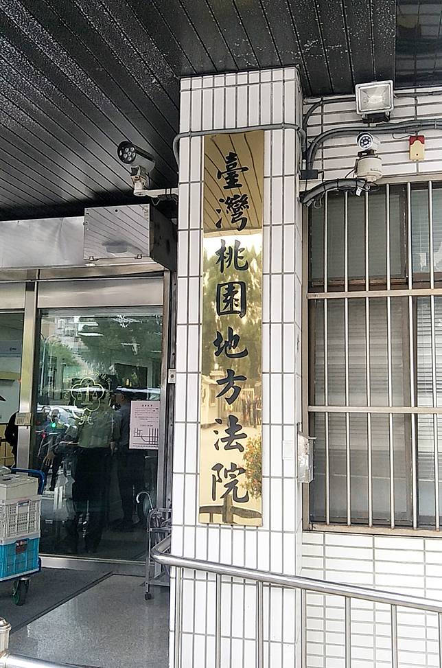 桃園某知名高爾夫球場被指控，有上百個小白球砸爛他廠房。桃園地方法院判決要賠償一○八萬餘元。