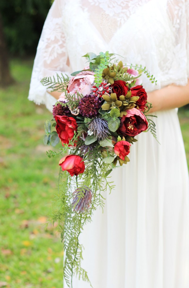 ● 材料：進口仿真花、水鑽飾品、緞帶、珍珠 ● 尺寸：寬24cm，長90cm ● 訂製時間：14個工作天 注意：賣場上商品都為下單後進行排單訂製，若是有急件部分請額外註明希望到貨的時間。 