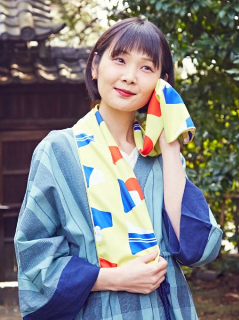 加水時會馬上感覺涼爽的冷感毛巾，整個表面都帶有富士山的設計，它也可以防紫外線，是在炎熱的夏日外出的絕佳選擇。