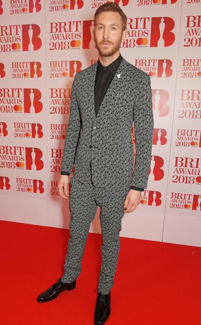 貝克漢、克里斯漢斯沃「灰色西裝」穿搭教學，年度最火極致灰這樣穿！